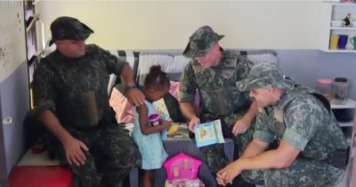 Policiais que salvaram vida de menina de 3 anos em Caraguá realizam visita a família