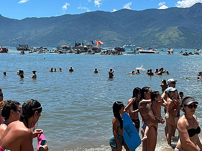 Carnamar anima foliões em domingo de sol na folia em São Sebastião