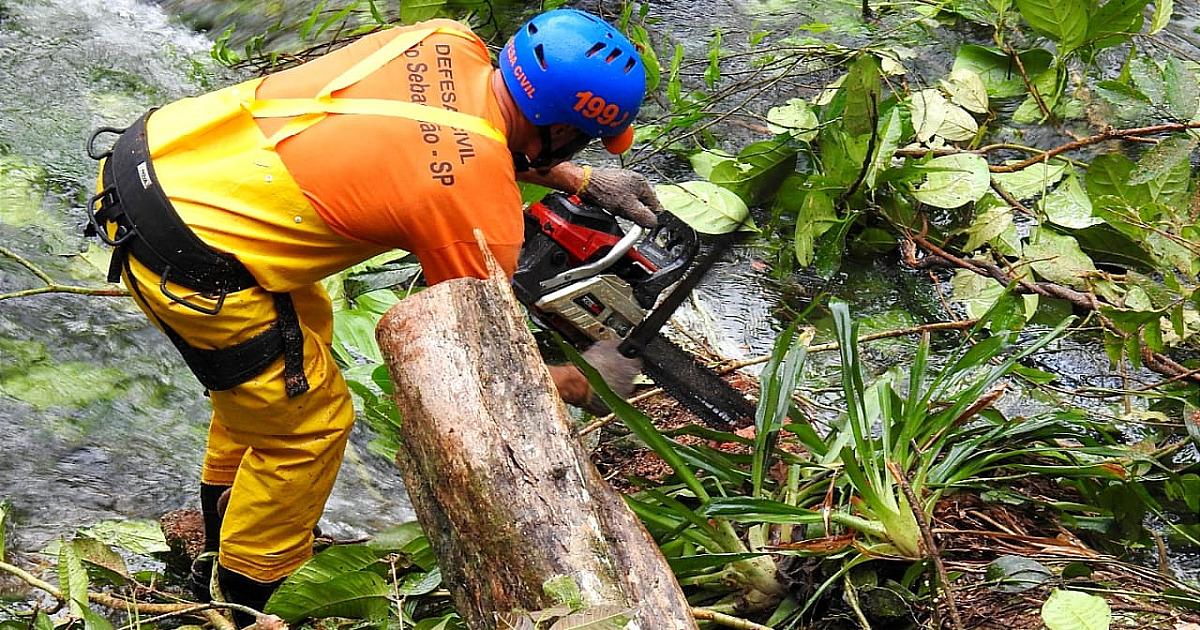 Defesa Civil faz desobstrução de rio na Estrada Beira Rio em Boiçucanga