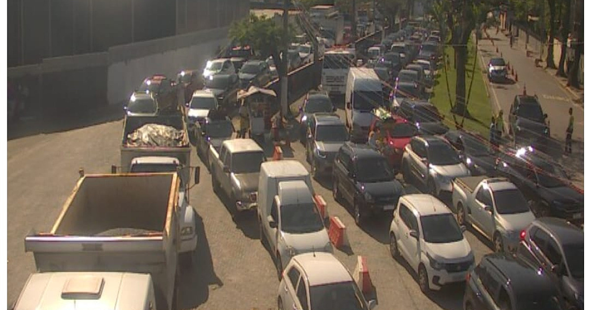 Em mais um feriado com sol, mesmo problema com filas deve se repetir na travessia de balsa para Ilhabela