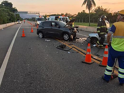Acidente entre carros deixa idosa ferida na Rodovia dos Tamoios, em Caraguá