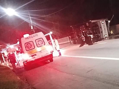 Caminhão tomba na rodovia e atropela duas mulheres em Caraguatatuba