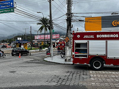 Jovem fica ferido em colisão entre carro e moto em Caraguatatuba