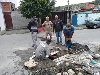 Prefeitura executa serviços de manutenção em galerias de águas pluviais do bairro Topolândia e região