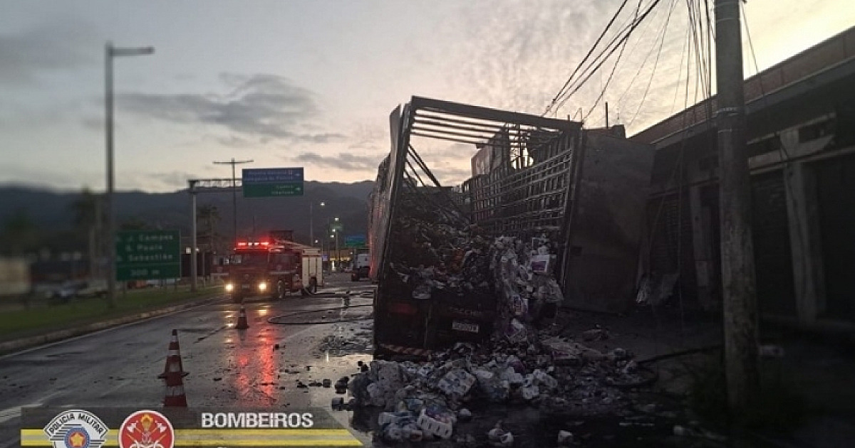 Incêndio em carreta causa transtornos na SP-55, em Caraguatatuba