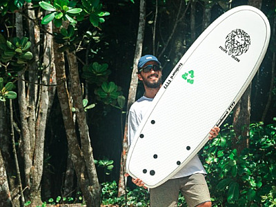 Surfista e homem de negócios, Filipe Toledo lança prancha de surfe 100% reciclável