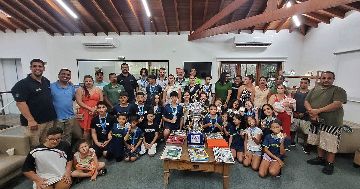 Prefeito de Ilhabela recepciona jovens atletas de taekwondo da cidade