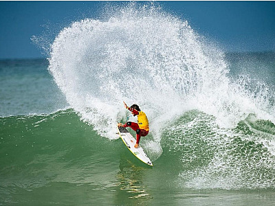 Filipe Toledo é o "deus" do surfe e conquista liderança no ranking WSL