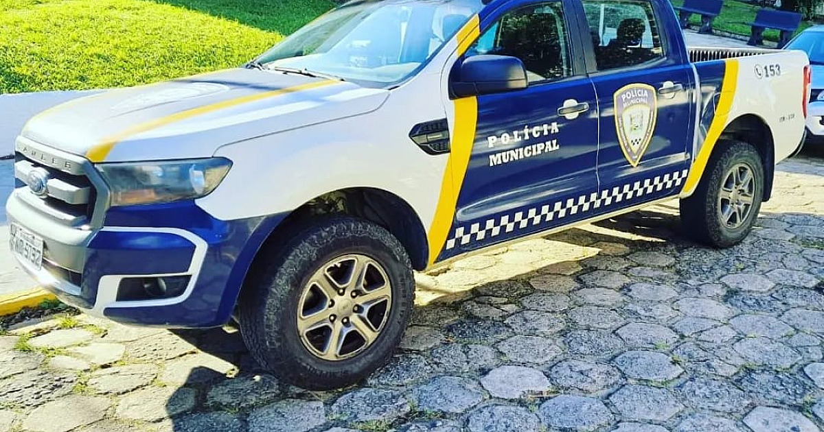 Homem furta poste com placas de trânsito e acaba preso pela Polícia Municipal de São Sebastião