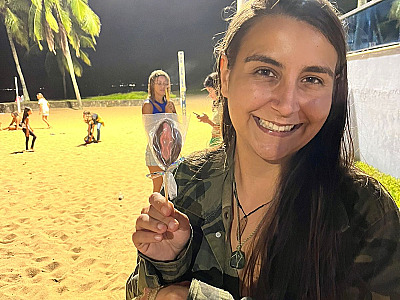 Jovem vira sensação em Caraguatatuba vendendo chocolates de órgãos genitais feminino e masculino