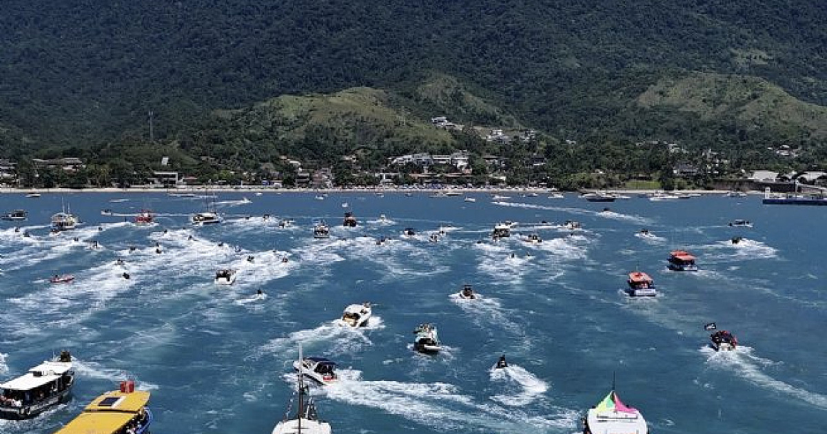 Carnamar reúne mais de 200 embarcações e agita São Sebastião com festa no mar