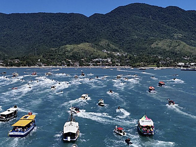 Carnamar reúne mais de 200 embarcações e agita São Sebastião com festa no mar
