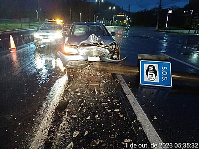Carro bate em poste na Rodovia dos Tamoios em Caraguatatuba