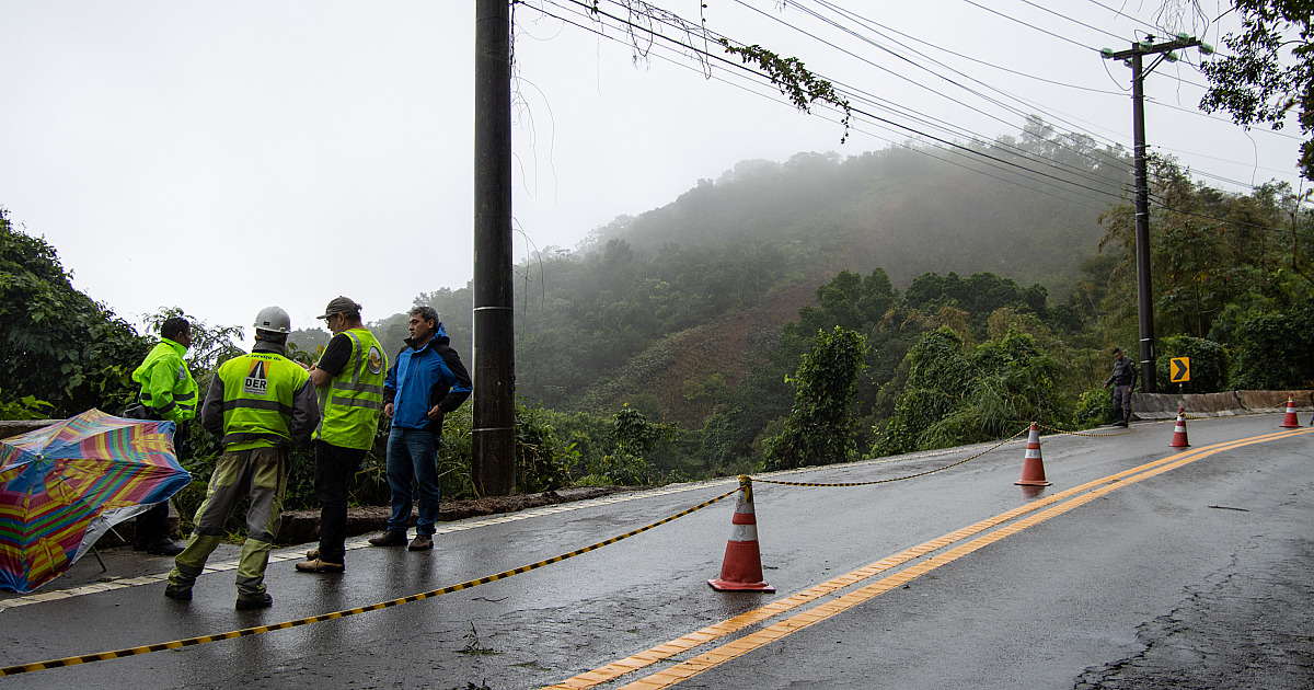Prefeitura de São Sebastiao auxilia em trecho de deslizamento da rodovia entre Toque Toque Pequeno e Calhetas