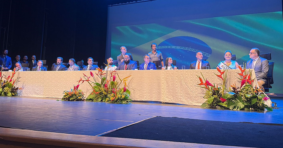 Prefeita reeleita de Ubatuba, Flavia Pascoal, é empossada para mandato 2025-20228