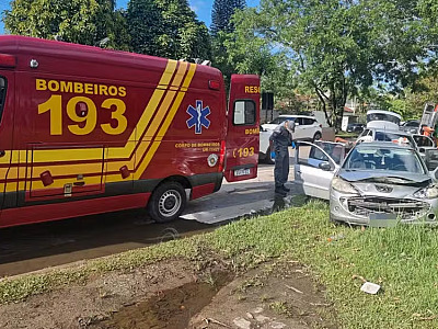 Acidente entre dois carros deixa cinco turistas feridos na Rio-Santos em Ubatuba