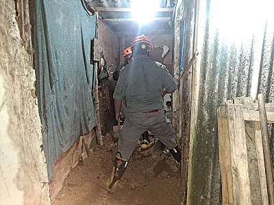 Polícia investiga corpo de mulher enterrado em barraco em Caraguá
