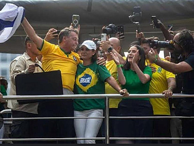 Em meio às investigações de suposto golpe, Bolsonaro reúne apoiadores e mostra força na avenida Paulista