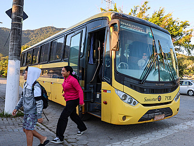 Ônibus escolares temporários já circulam e levam crianças para a escola