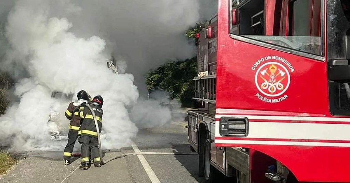 Caminhão é totalmente destruído por incêndio na Tabatinga em Caraguatatuba