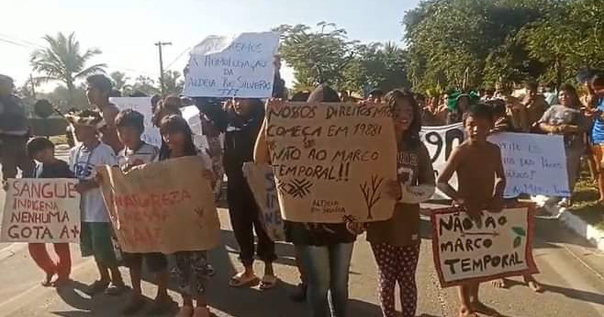 Indígenas da Rio Silveira interditam Rio-Santos para protestar contra o chamado Marco Temporal