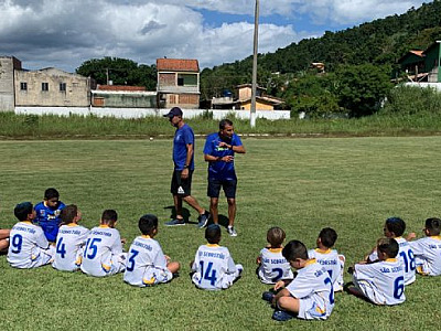 Escolinha Municipal de Futebol de São Sebastião promove integração entre pais e filhos em atividades esportivas