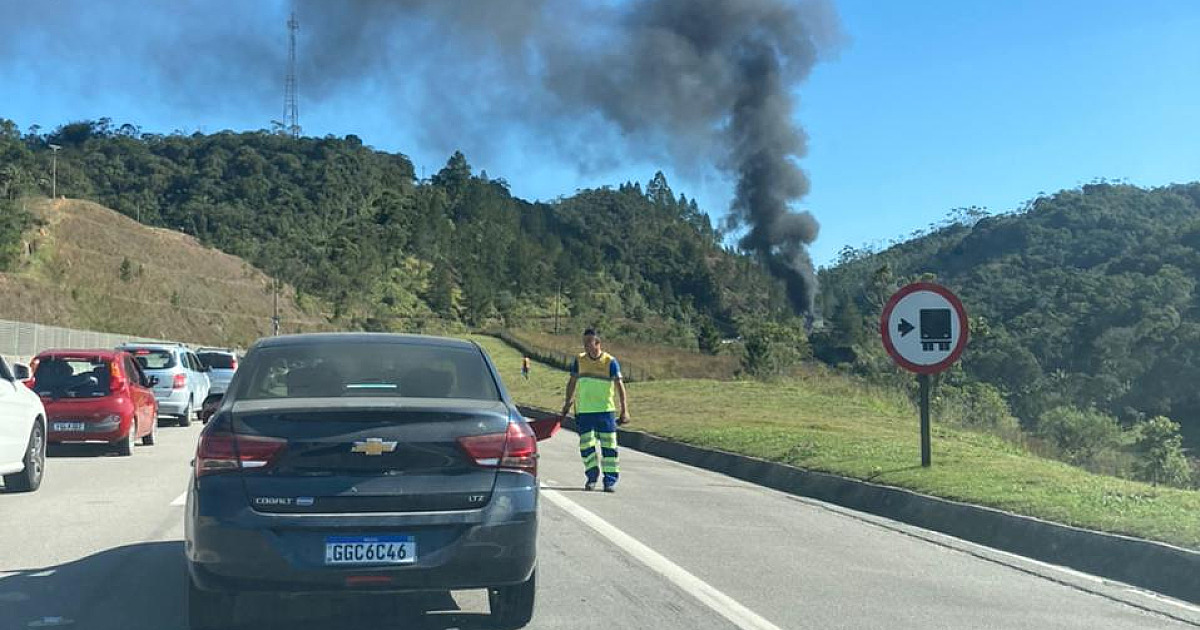 Ônibus é completamente destruído pelo fogo na Rodovia dos Tamoios