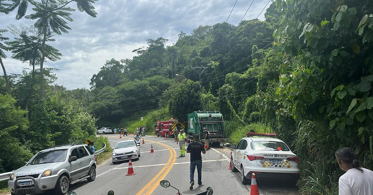 Casal morre após bater moto em caminhão de lixo na Costa Sul de S.S