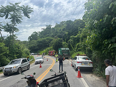 Casal morre após bater moto em caminhão de lixo na Costa Sul de S.S