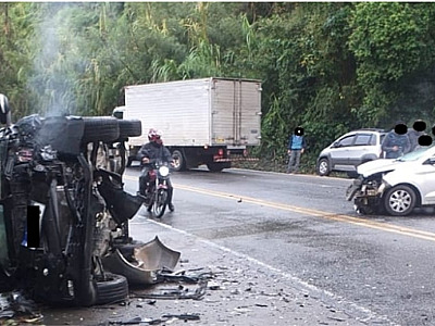 Colisão de trânsito fere 1 em Caraguatatuba