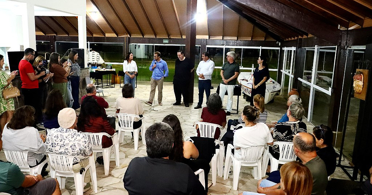 Quiosqueiros da Martim de Sá recebem termos de regularização do Projeto de Intervenção Urbanística