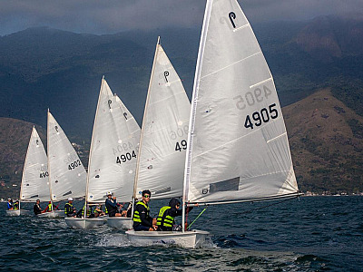 Ilhabela recebe 38º Campeonato Brasileiro de Dingue e aposta no futuro da vela brasileira