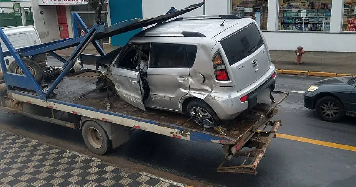 Criminosos atiram contra carro e matam homem na Rodovia dos Tamoios