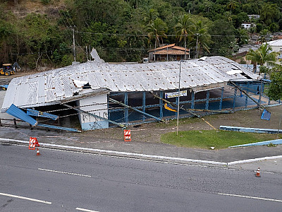 Ventos de mais de 80 km/h atingem São Sebastião e equipes da Prefeitura trabalham na recuperação