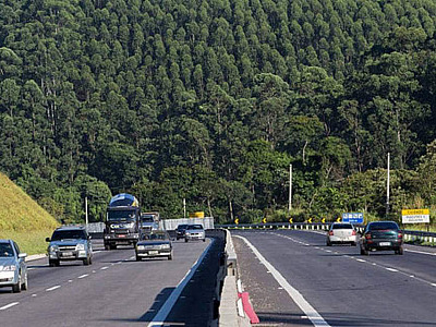 Tamoios espera a passagem de 210 mil veículos entre quarta e segunda-feira durante feriado de Nossa Senhora Aparecida