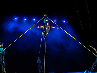 Espetáculo ‘Sobre as Ondas’ une circo, teatro e consciência ambiental no Teatro Municipal de São Sebastião