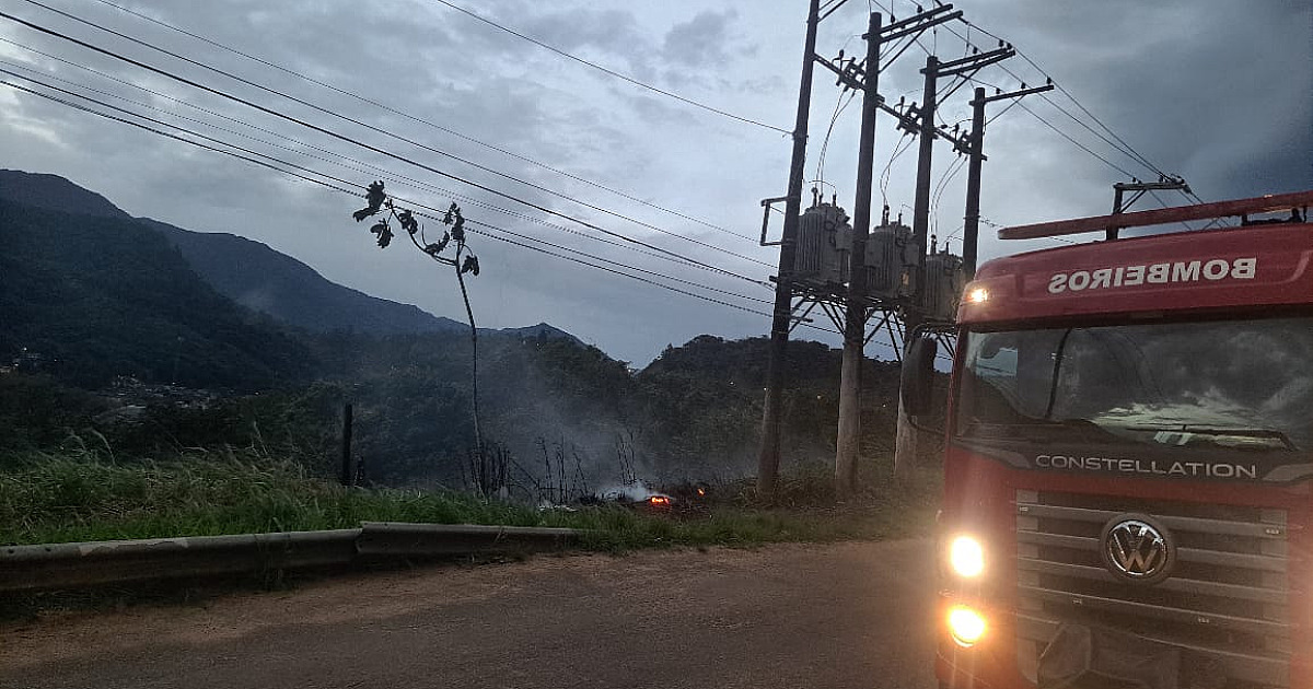 Incêndio em vegetação no bairro Olaria mobiliza Corpo de Bombeiros em Caraguatatuba