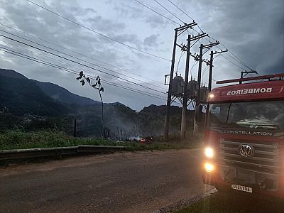 Incêndio em vegetação no bairro Olaria mobiliza Corpo de Bombeiros em Caraguatatuba