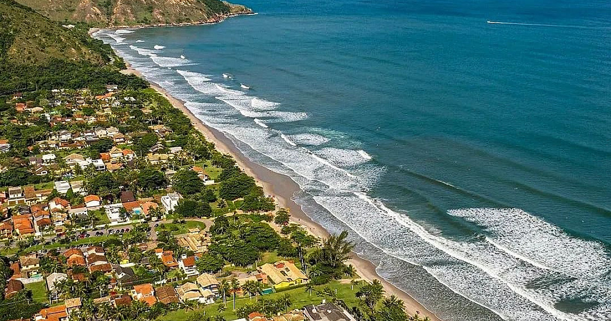 Mesmo com tempo nublado, turistas aproveitam o fim de semana na região; veja balneabilidade das praias