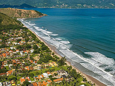 Mesmo com tempo nublado, turistas aproveitam o fim de semana na região; veja balneabilidade das praias