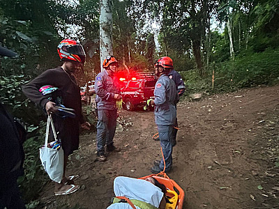 Bombeiros auxiliam no resgate de mulher ferida em trilha de Ilhabela