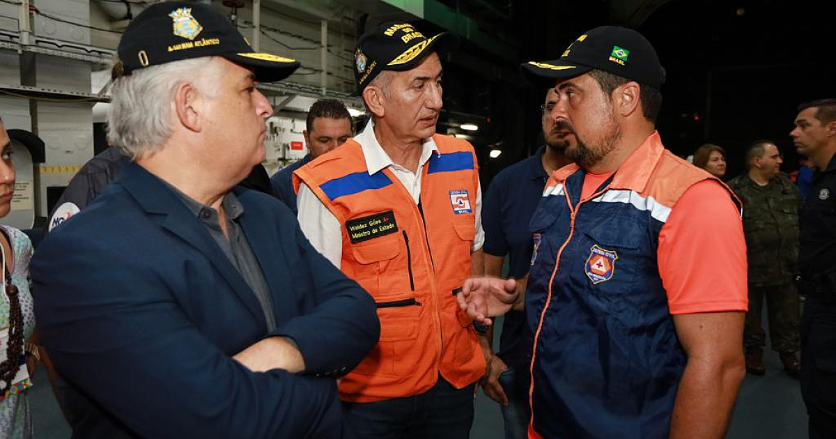 Boletim: Navio Hospital de Campanha da Marinha chega em São Sebastião para dar apoio às vítimas do temporal e ministro destaca retirada das encostas (23/02/23 - 17h)