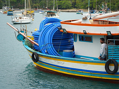 Após cobranças da Prefeitura de Ilhabela, Sabesp envia as primeiras tubulações do projeto de dessalinização da água do mar na Ilha da Vitória
