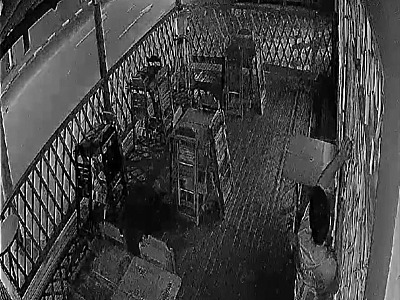 Ladrão arromba porta de lanchonete em Ilhabela e furta dinheiro do caixa