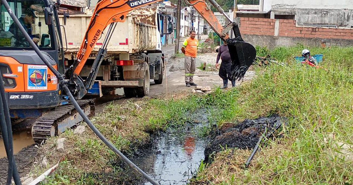 Prefeitura de São Sebastião realiza limpeza de valas em Cambury para prevenir alagamentos