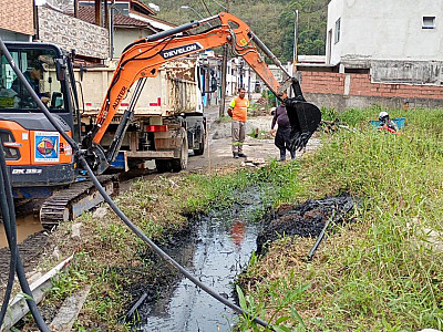 Prefeitura de São Sebastião realiza limpeza de valas em Cambury para prevenir alagamentos