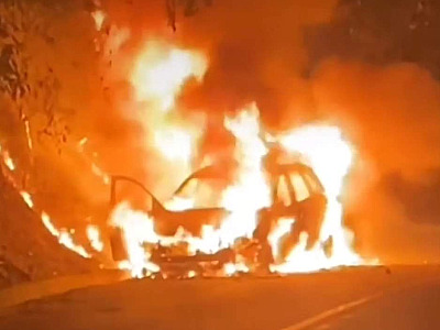 Susto na Oswaldo Cruz: Carro é completamente destruído pelo fogo em Ubatuba
