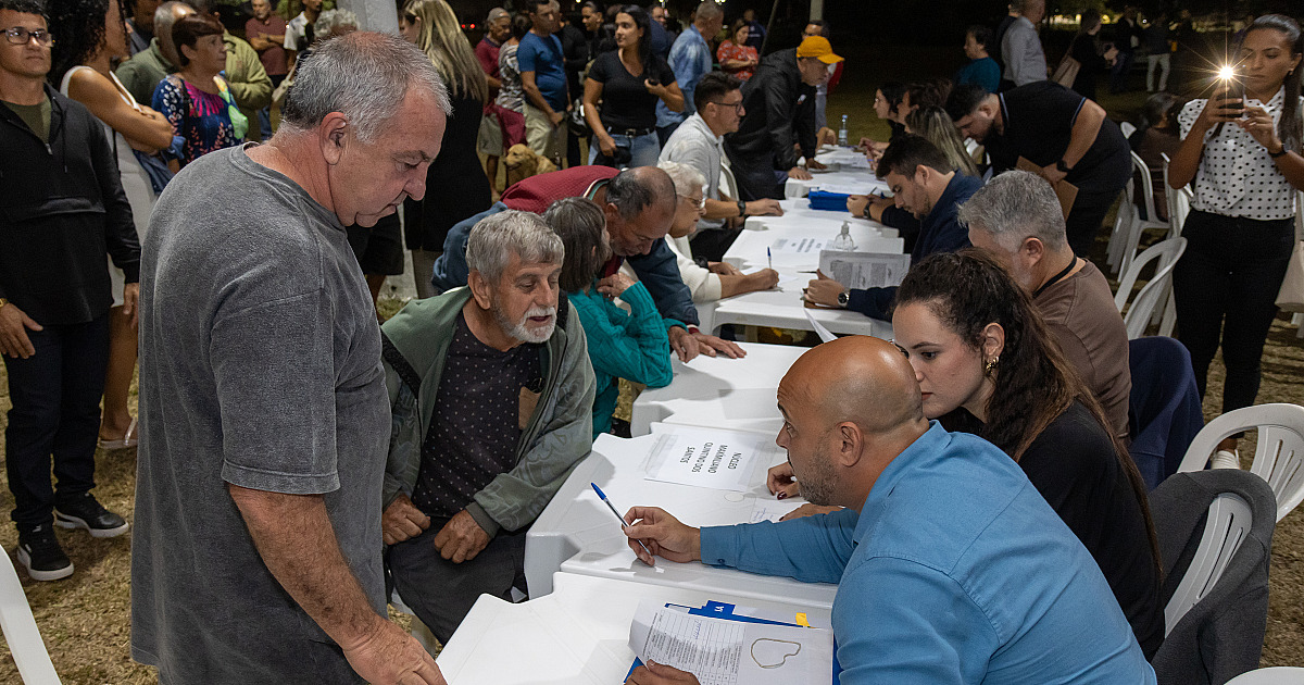 Prefeitura entrega mais 69 títulos de regularização fundiária para moradores da Costa Norte