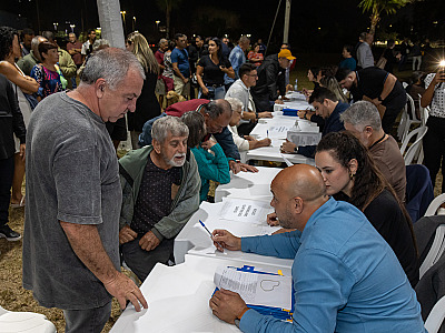 Prefeitura entrega mais 69 títulos de regularização fundiária para moradores da Costa Norte