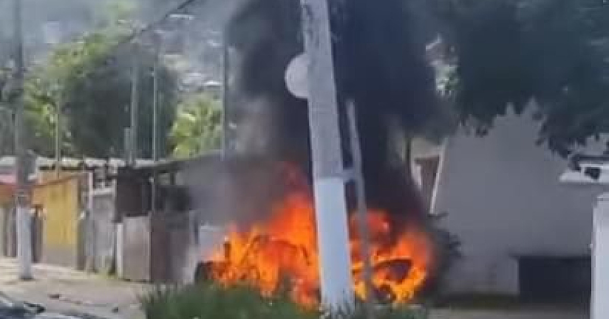 Carro é destruído pelas chamas na manhã desta quarta-feira em Ilhabela